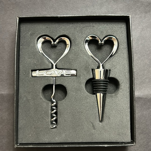 Heart and LOVE corkscrew and reusable cork set - Picture 2 of 3
